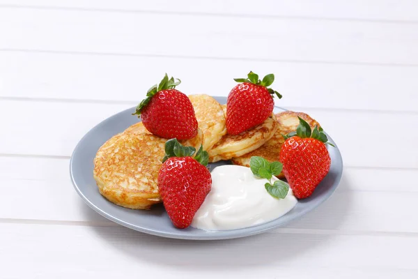 美国煎饼配酸奶和草莓 — 图库照片