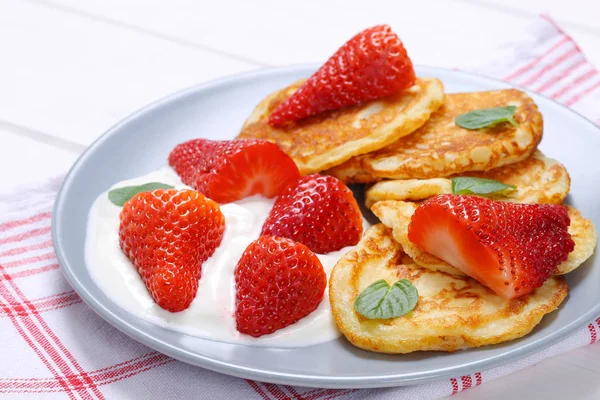 American pancakes with yogurt and strawberries — Stock Photo, Image