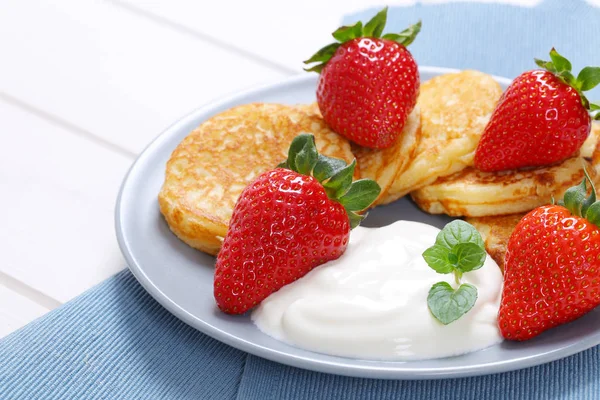 Amerikanische Pfannkuchen mit Joghurt und Erdbeeren — Stockfoto