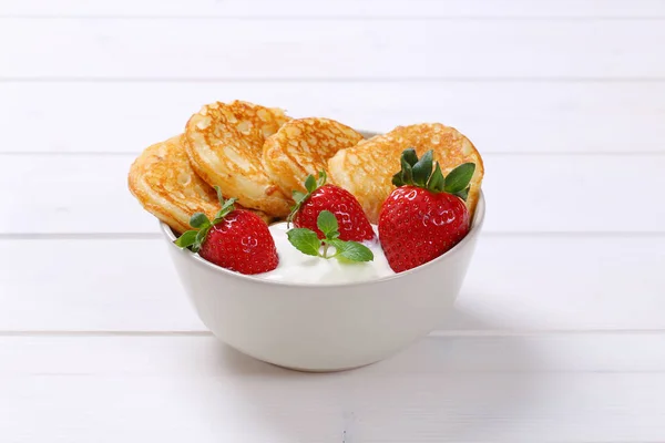 American pancakes with yogurt and strawberries — Stock Photo, Image