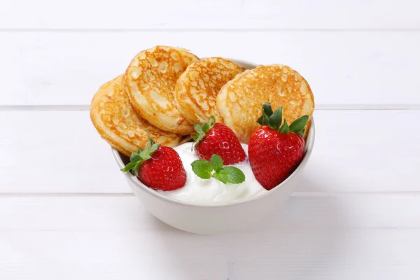 Crêpes américaines au yaourt et fraises — Photo