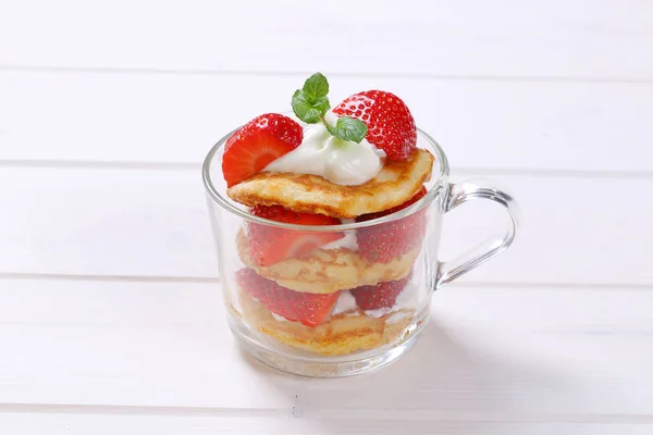 American pancakes with yogurt and strawberries — Stock Photo, Image