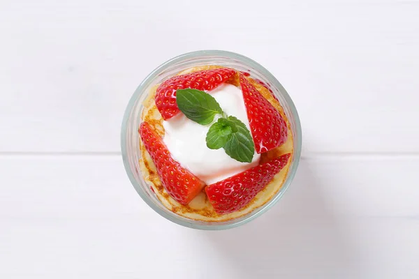 American pancakes with yogurt and strawberries — Stock Photo, Image