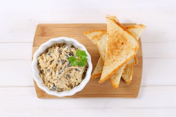 Queso rallado y untado de oliva con tostadas —  Fotos de Stock