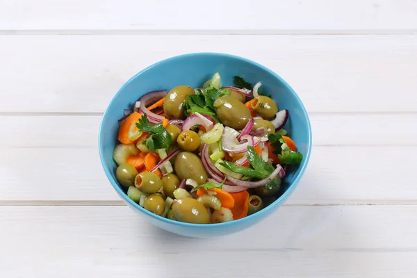 Groente salade met gepekelde olijven — Stockfoto