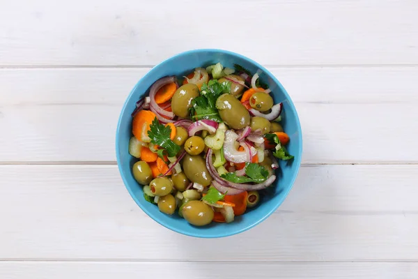 Groente salade met gepekelde olijven — Stockfoto