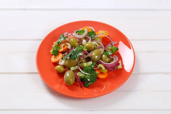 Ensalada de verduras con aceitunas en escabeche — Foto de Stock