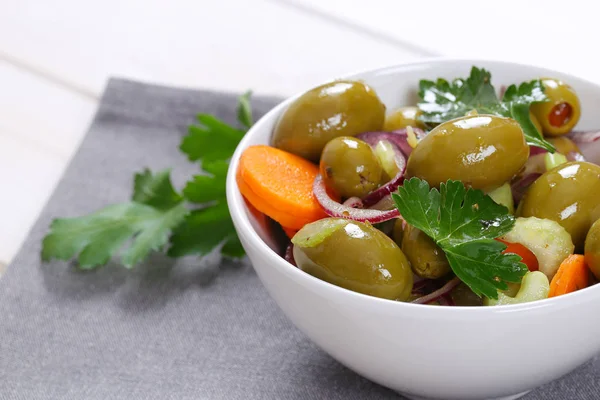 Ensalada de verduras con aceitunas en escabeche — Foto de Stock