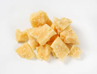 Parmesan peynir parçaları
