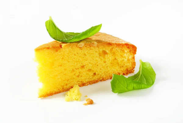 Fatia de bolo de esponja de limão — Fotografia de Stock