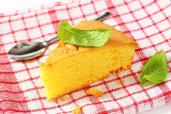 레몬 스폰지 케이크의 슬라이스 — 스톡 사진
