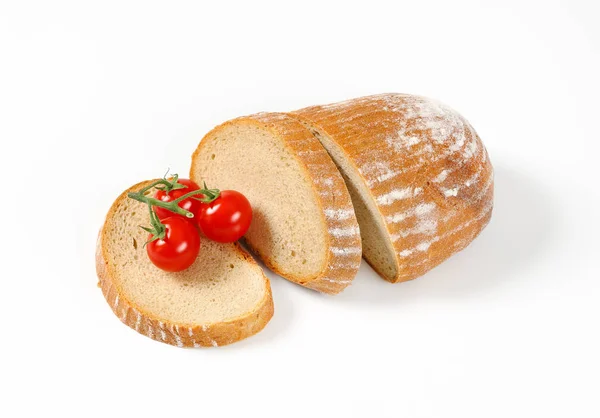 Нарезанный хлеб и помидоры черри — стоковое фото