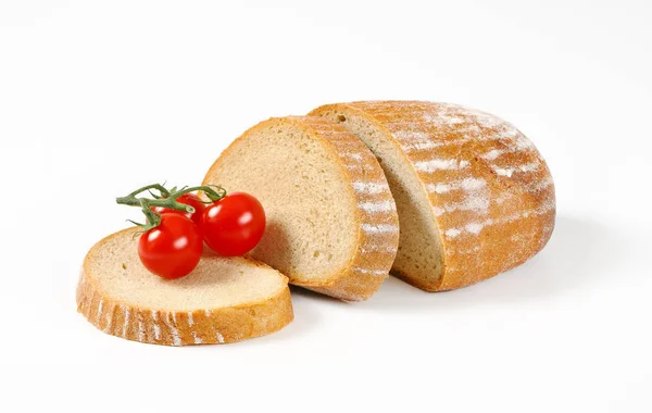 Нарезанный хлеб и помидоры черри — стоковое фото