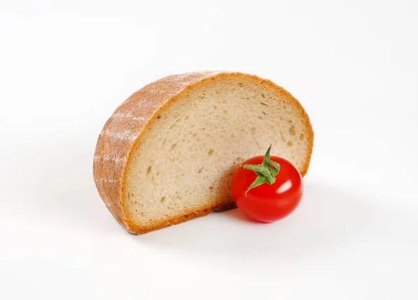 Une demi-miche de pain continental et de tomate — Photo