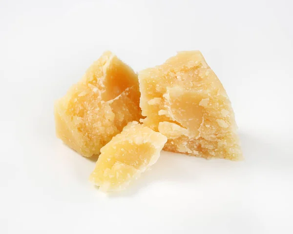 Pedaços de queijo parmesão — Fotografia de Stock