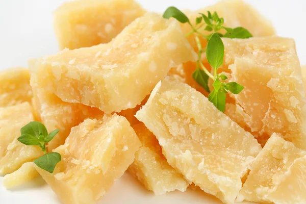 Pedaços de queijo parmesão — Fotografia de Stock