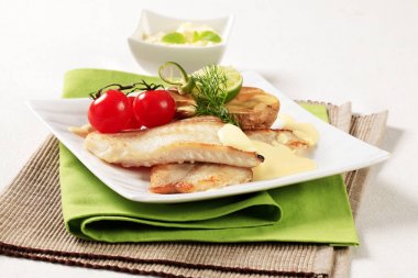Derisiz balık fileto ile fırında patates yarım