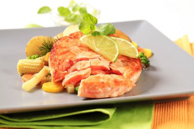 Somon patty ile karışık sebze