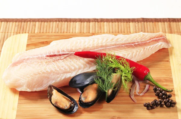 Fresh fish fillet and mussels — Stock Photo, Image