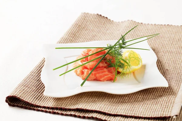 Tartare de salmão decorado com cebolinha e endro — Fotografia de Stock