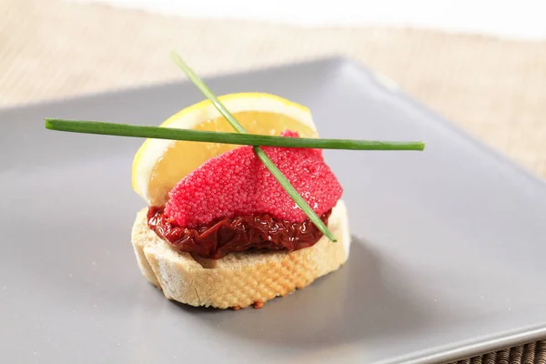 Canapé de caviar rojo — Foto de Stock