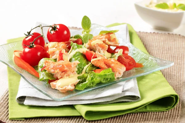 Insalata di salmone con salsa olandese — Foto Stock