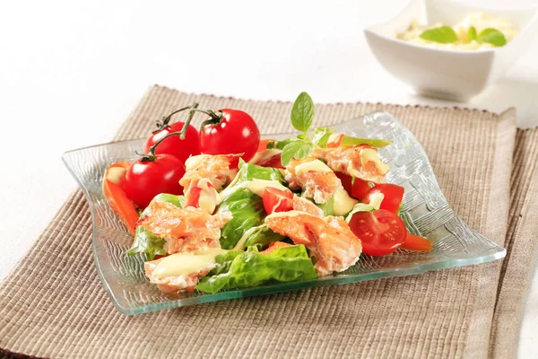 Insalata di salmone con salsa olandese — Foto Stock