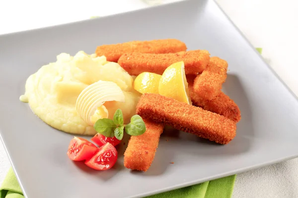 으깬된 감자와 튀긴 생선 스틱 — 스톡 사진