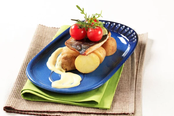Pan fried fish with new potatoes — Stock Photo, Image