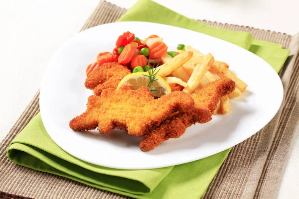 Pesce fritto e patatine fritte — Foto Stock