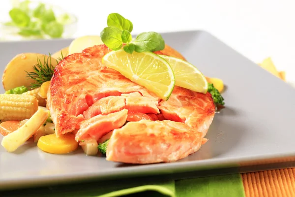 Salmon patty with mixed vegetables — Stock Photo, Image