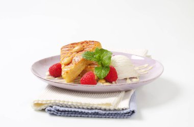 Bademli kek dondurma ve ahududu