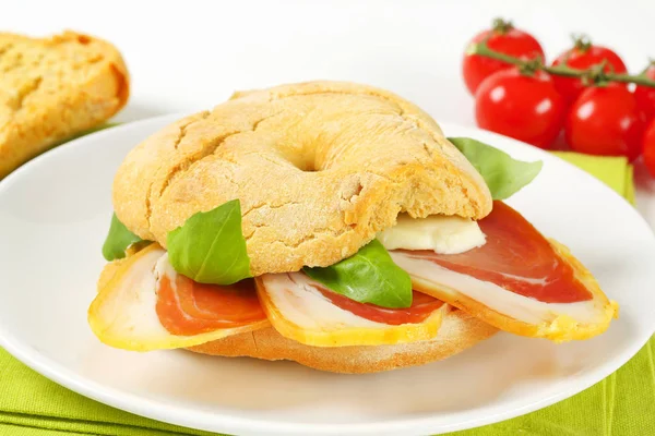 Prosciutto and mozzarella sandwich — Stock Photo, Image