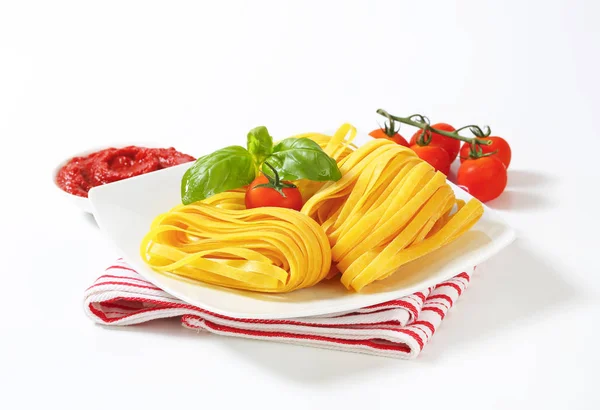 Nudeln mit Tagliatelle und Tomatenmark — Stockfoto