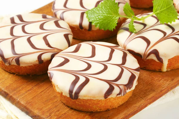 Chocolate-glazed mini cakes — Stock Photo, Image