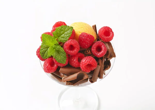 Ice cream with chocolate curls and raspberries — Stock Photo, Image