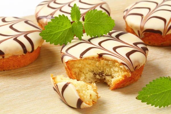 Mini bolos com esmalte de chocolate branco — Fotografia de Stock