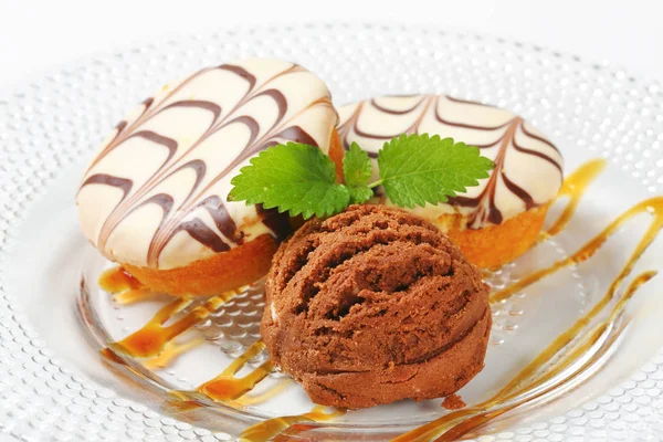 Mini cakes with chocolate ice cream — Stock Photo, Image