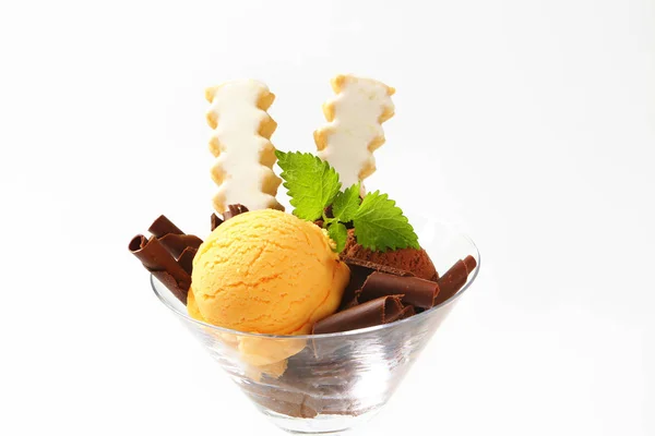 Ice cream with chocolate curls and vanilla cookies — Stock Photo, Image