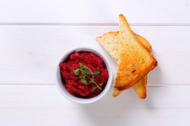 taze pancar püresi ile tost