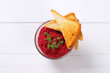 taze pancar püresi ile tost