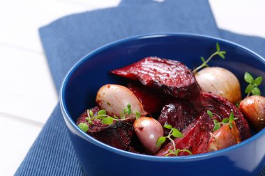 sarımsak ve kekik ile pişmiş kırmızı pancar