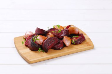 sarımsak ve kekik ile pişmiş kırmızı pancar