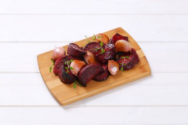 sarımsak ve kekik ile pişmiş kırmızı pancar