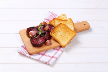 pişmiş kırmızı pancar ve sarımsak tost