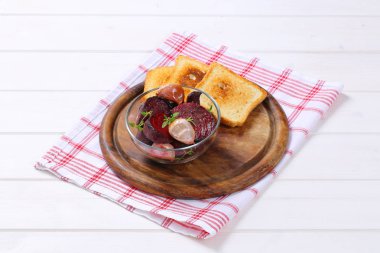 pişmiş kırmızı pancar ve sarımsak tost