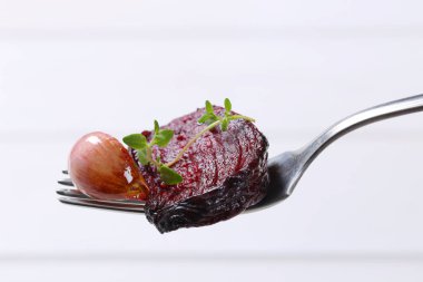 sarımsak ve kekik ile pişmiş kırmızı pancar