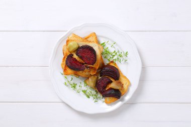 kızarmış ekmek fırında pancar ve sarımsak ile