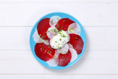 Yoğurtlu kırmızı pancar ve beyaz turp carpaccio