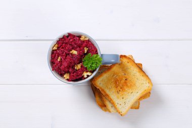 taze pancar ile ekmek yaymak